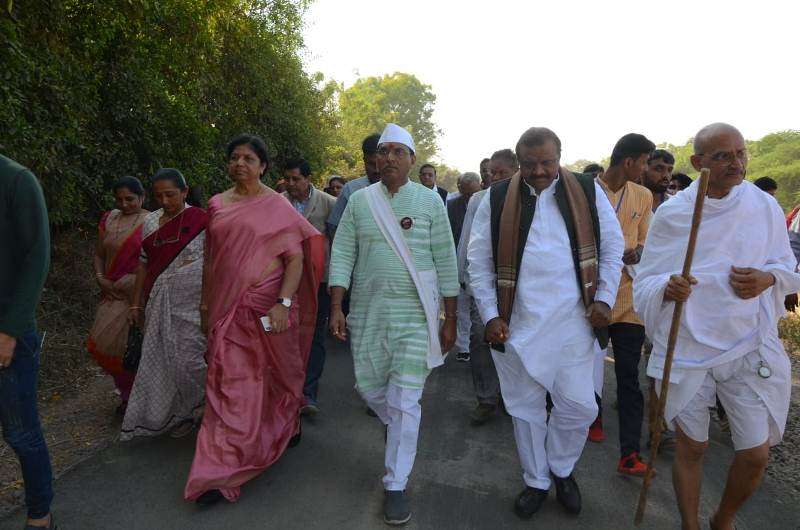 महात्मा गांधी की 150वीं जयंती के अवसर पर आयोजित पदयात्रा के दौरान मनसुख मंडाविया
