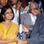 एपीजे अब्दुल कलामी से पद्म श्री पुरस्कार प्राप्त करते हुए सुनीता नारायण