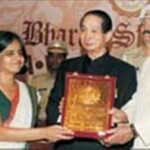 सुनीता नारायण शिरोमणि संस्थान का 2006 का वर्ष का भारत शिरोमणि पुरस्कार प्राप्त करते हुए