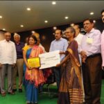 सुनीता 2017 के लिए श्री चुक्कापल्ली पिचैया फाउंडेशन पुरस्कार प्राप्त करते हुए