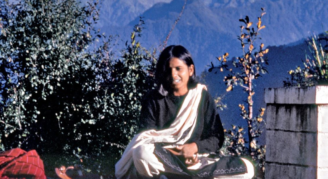 1980 में हिमालय में युवा सुनीता नारायण, स्कूल से बाहर निकली