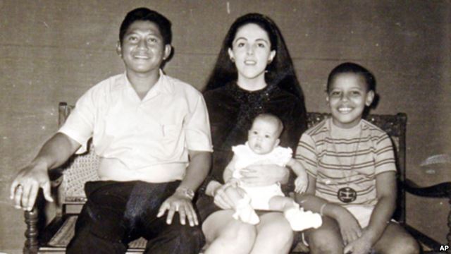 बराक ओबामा अपनी मां एन डनहम और उनके सौतेले पिता लोलो सोएटोरो के साथ
