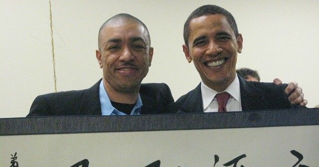 बराक ओबामा अपने छोटे सौतेले भाई मार्क ओकोथ ओबामा के साथ