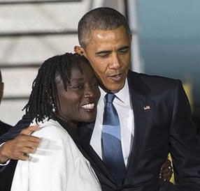बराक ओबामा अपनी बड़ी सौतेली बहन औमा ओबामा के साथ