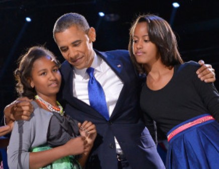ओबामा अपनी बेटियों मालिया और नताशा के साथ