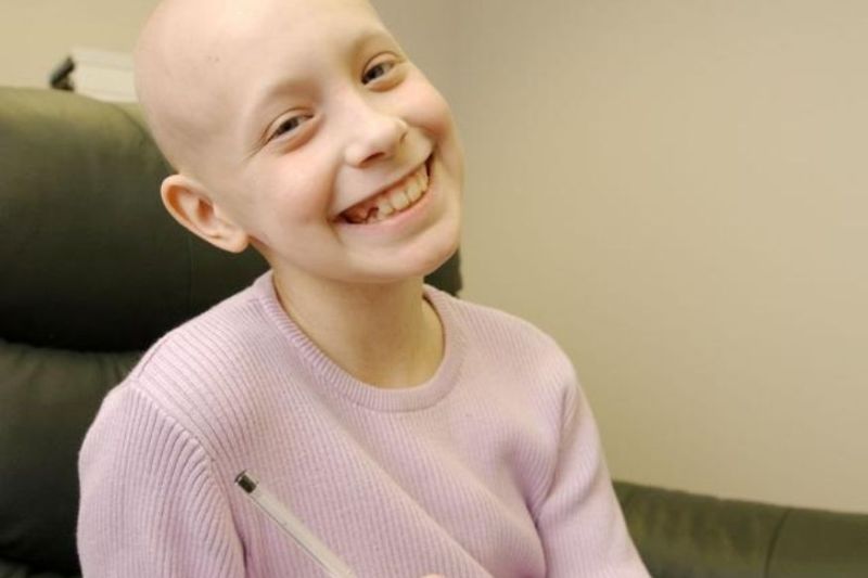 हड्डी के कैंसर से पीड़ित होने के दौरान दस साल की उम्र में हेले आर्सीनॉक्स