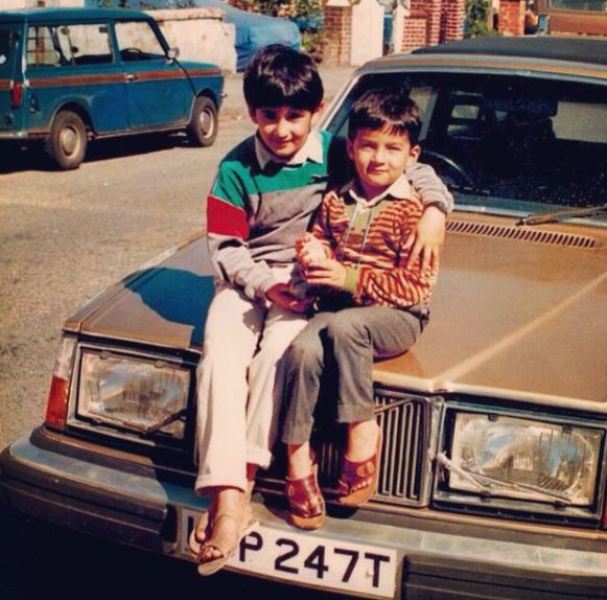 अली सफीना की बचपन की तस्वीर (बाएं) अपने भाई के साथ (दाएं)