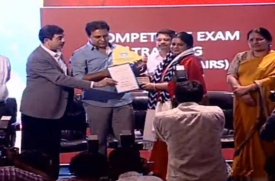 दीपिका रेड्डी माघम अपना पुरस्कार प्राप्त करते हुए