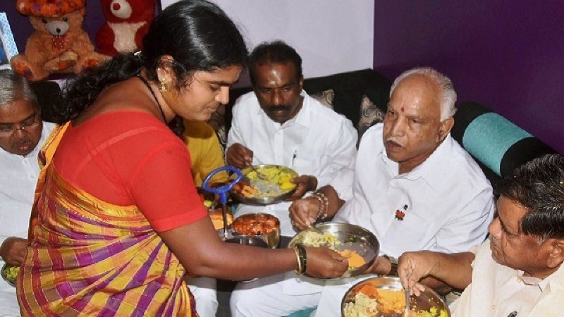 दलित हाउस में भोजन करते बीएस येदियुरप्पा