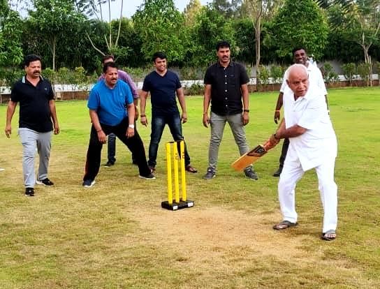बीएस येदियुरप्पा क्रिकेट खेल रहे हैं