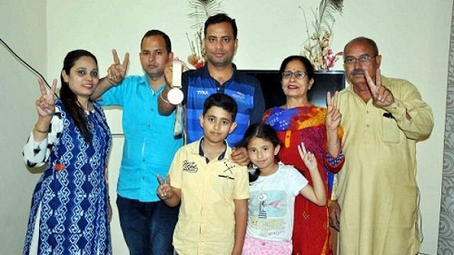 संजीव राजपूत अपने माता-पिता (दाईं ओर), अपने भाई, अपनी भाभी और अपने भाई के बच्चों के साथ।