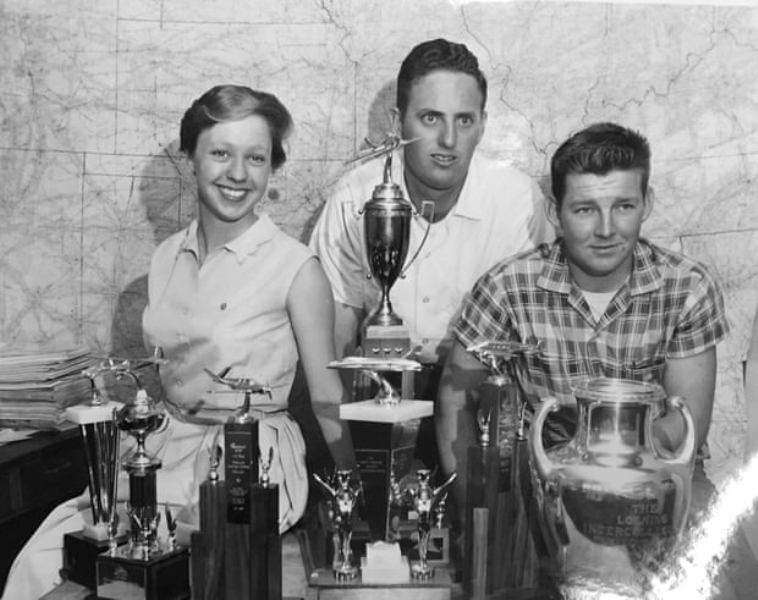 वैली फंक और फ्लाइंग एग्गीज़ के दो अन्य सदस्य 1959 में अपनी कटलरी के साथ