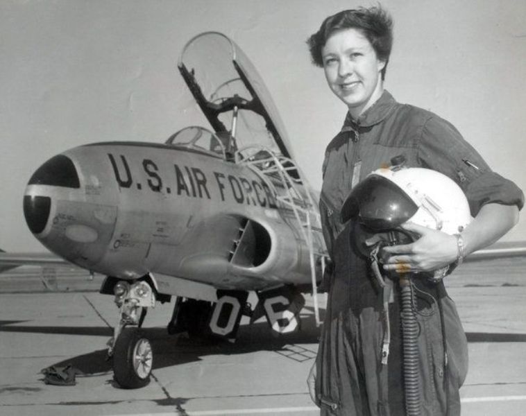 वैली फंक, उम्र 21, 1960 में फोर्ट सिल, ओक्लाहोमा में पहली महिला उड़ान प्रशिक्षक के रूप में