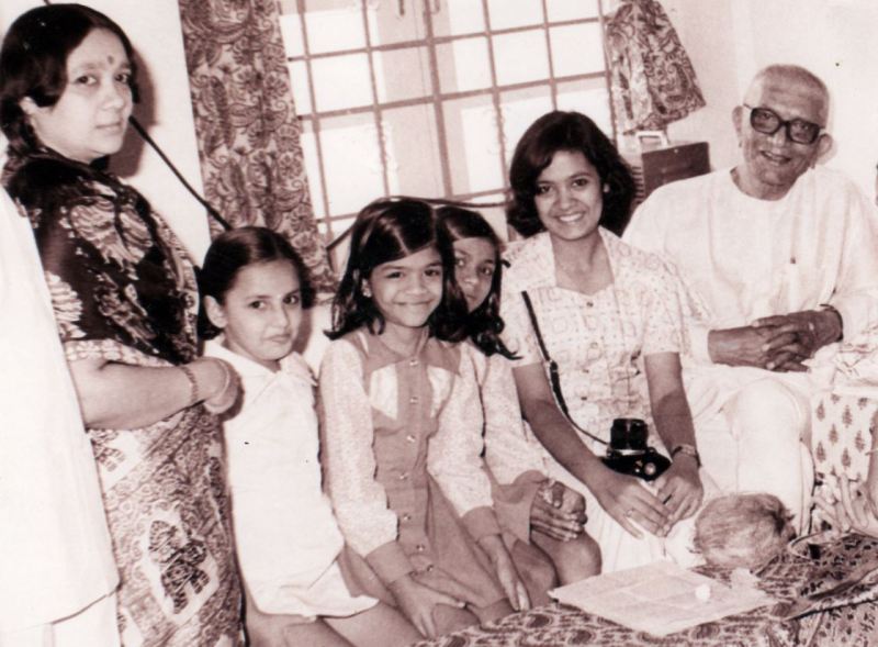 1977 में पूर्व प्रधान मंत्री मोरारजी देसाई से उनके जन्मदिन पर मुलाकात के दौरान दर्शन जरदोश की बचपन की तस्वीर