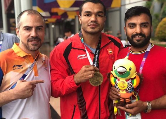 विकास कृष्ण यादव अपने एशियाई खेलों के पदक के साथ