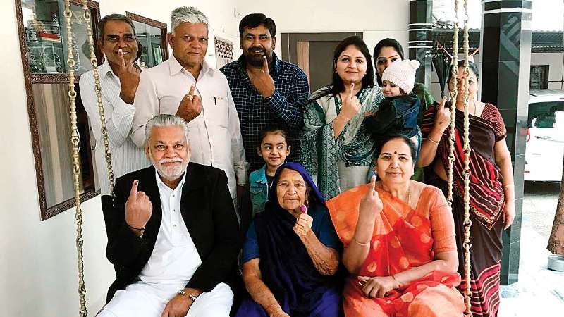गुजरात के अमरेली में मतदान के बाद परिवार के साथ पुरुषोत्तम रूपाला