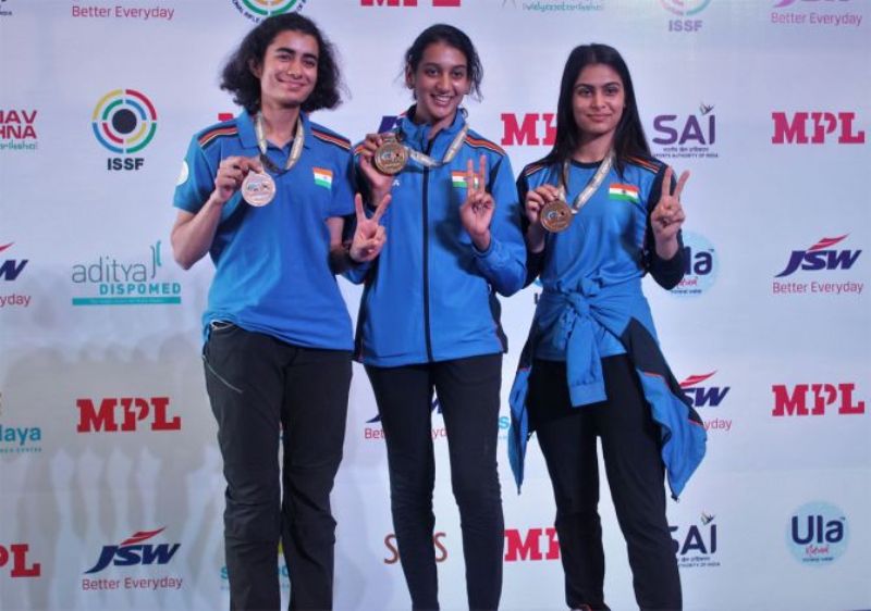 शॉटगन राइफल विश्व कप में महिला टीम की 10 मीटर एयर पिस्टल स्पर्धा में यशस्विनी सिंह देसवाल, श्री निवेथा और मनु भाकर ने स्वर्ण पदक जीता।