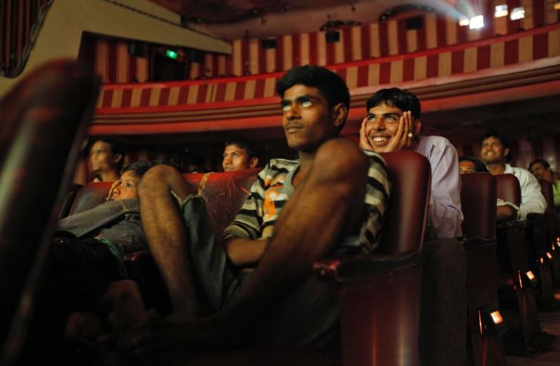 एक मूवी थियेटर में दानिश द्वारा ली गई एक तस्वीर, जब लोग भारतीय फिल्म दिलवाले दुल्हनिया ले जाएंगे देख रहे थे।