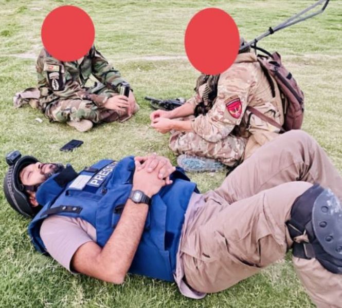 13 जुलाई को अफगानिस्तान में अफगान सैनिकों के साथ आराम करते हुए दानिश