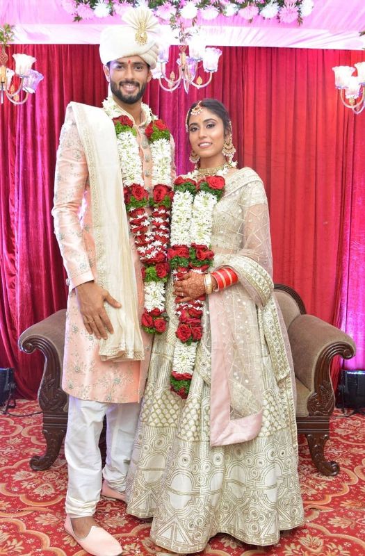 शिवम दुबे अपनी पत्नी अंजुम खान के साथ अपनी शादी के दिन