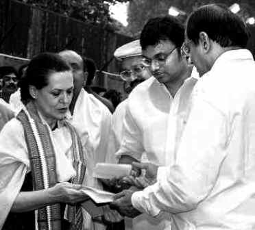 पी चिदंबरम ने सोनिया गांधी को कांग्रेस में अपनी पार्टी के विलय के कागजात सौंपे