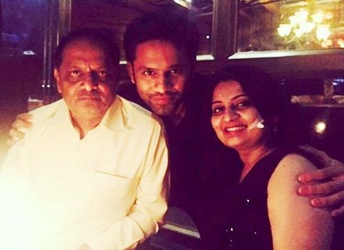राहुल वैद्य अपने पिता और बहन के साथ