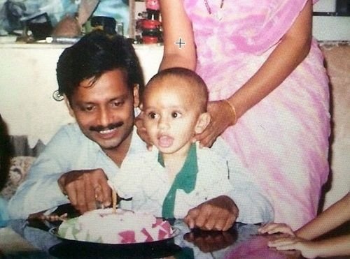 अपने पिता के साथ राहुल वैद्य की बचपन की तस्वीर
