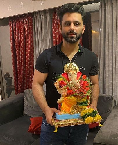भगवान गणेश की मूर्ति के साथ राहुल वैद्य
