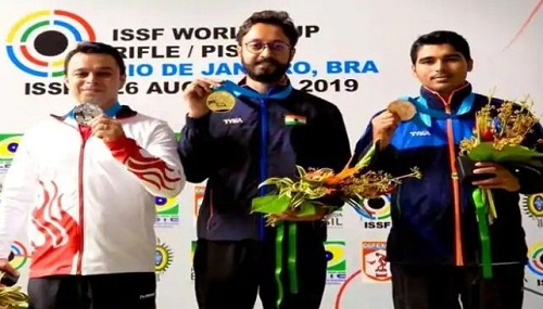 अभिषेक वर्मा अपने ISSF स्वर्ण पदक (2019) के साथ