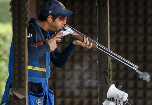शूटिंग का अभ्यास करते हुए मैराज अहमद खान
