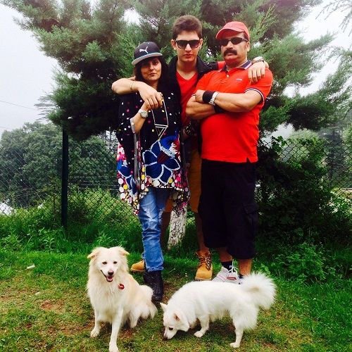 समर्थ गुप्ता अपने माता-पिता और उनके कुत्तों के साथ