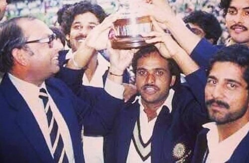 1983 विश्व कप ट्रॉफी के साथ भारतीय टीम के साथ जश्न मनाते हुए यशपाल शर्मा