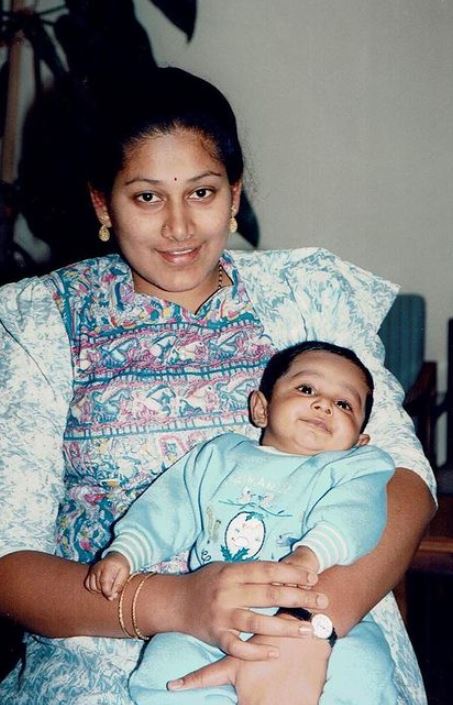 जस्टिन नारायण बचपन में अपनी मां के साथ