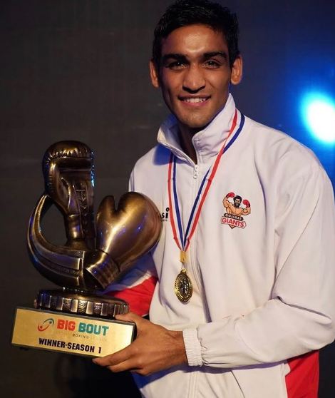 आशीष कुमार 2019 बिग बाउट लीग के विजेता के रूप में