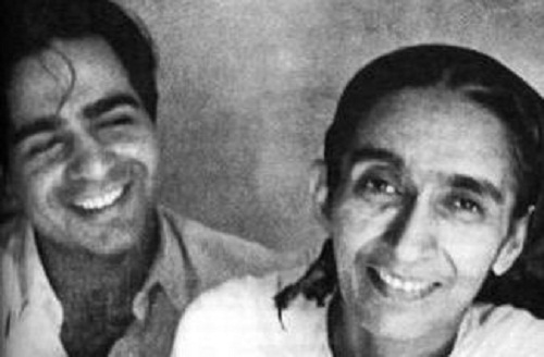 दिलीप कुमार अपनी मां के साथ