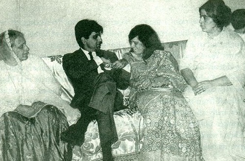 दिलीप कुमार अपनी बहनों सकीना, सईदा और ताज के साथ
