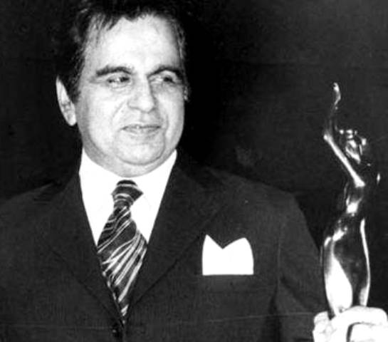 दिलीप कुमार अपने फिल्मफेयर पुरस्कार के साथ