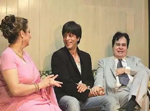 शाहरुख खान और सायरा बानो के साथ दिलीप कुमार