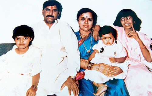 गोपीनाथ मुंडे अपनी पत्नी, प्रज्ञा मुंडे और उनकी बेटियों के साथ