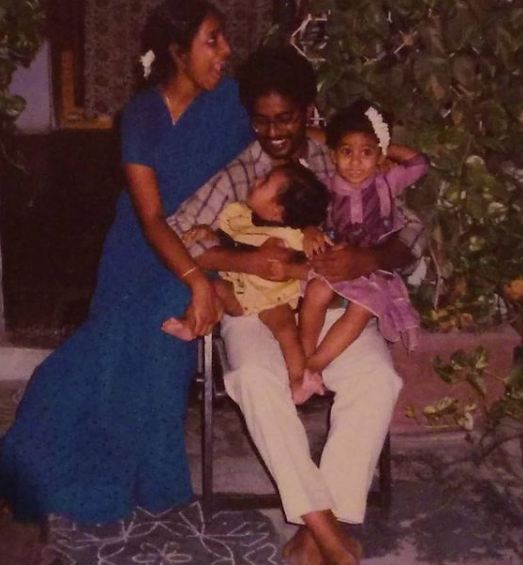 सिरिशा बंदला बचपन में अपने परिवार के साथ