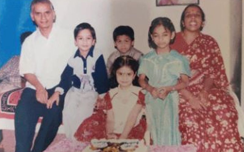 अपने माता-पिता और भाई-बहनों के साथ मनासा वाराणसी की बचपन की एक तस्वीर।