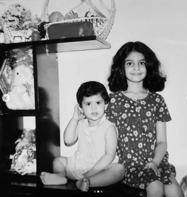मनासा वाराणसी अपनी छोटी बहन के साथ