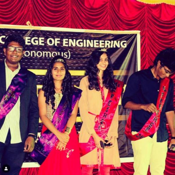 मानसा वाराणसी अपने विश्वविद्यालय की सुश्री फ्रेशर विजेता के रूप में