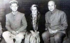 इंदिरा गांधी और जवाहरलाल नेहरू के साथ वीरभद्र सिंह
