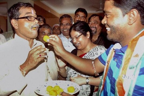 2012 में जंगीपुर चुनाव में अपनी जीत का जश्न मनाते हुए अभिजीत मुखर्जी