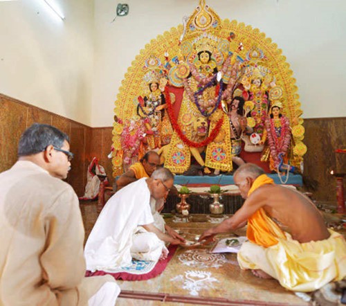 अभिजीत मुखर्जी (बाएं) प्रणब मुखर्जी के साथ (सफेद रंग में) दुर्गा पूजा करते हुए
