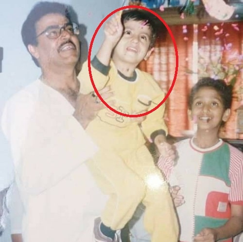 पिता और भाई के साथ निखिल कामथ की बचपन की फोटो।