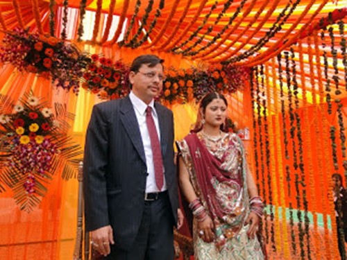 पुष्कर सिंह धामी अपनी पत्नी गीता धामी के साथ