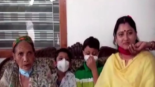 पुष्कर सिंह धामी की मां, पत्नी और बच्चे उनकी जीत का जश्न मनाते हैं