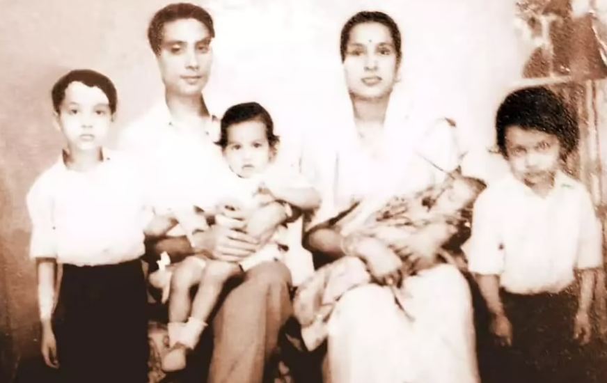बचपन में हिमंत बिस्वा सरमा अपने माता-पिता और भाई-बहनों के साथ